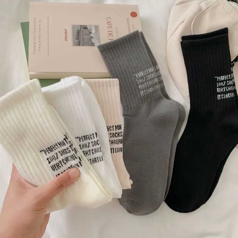 New White Autumn And Winter Socks Alphabet Long Tube Sports Socks Mens Couple Medium Tube Tide Socks Pure CottonXJ241019