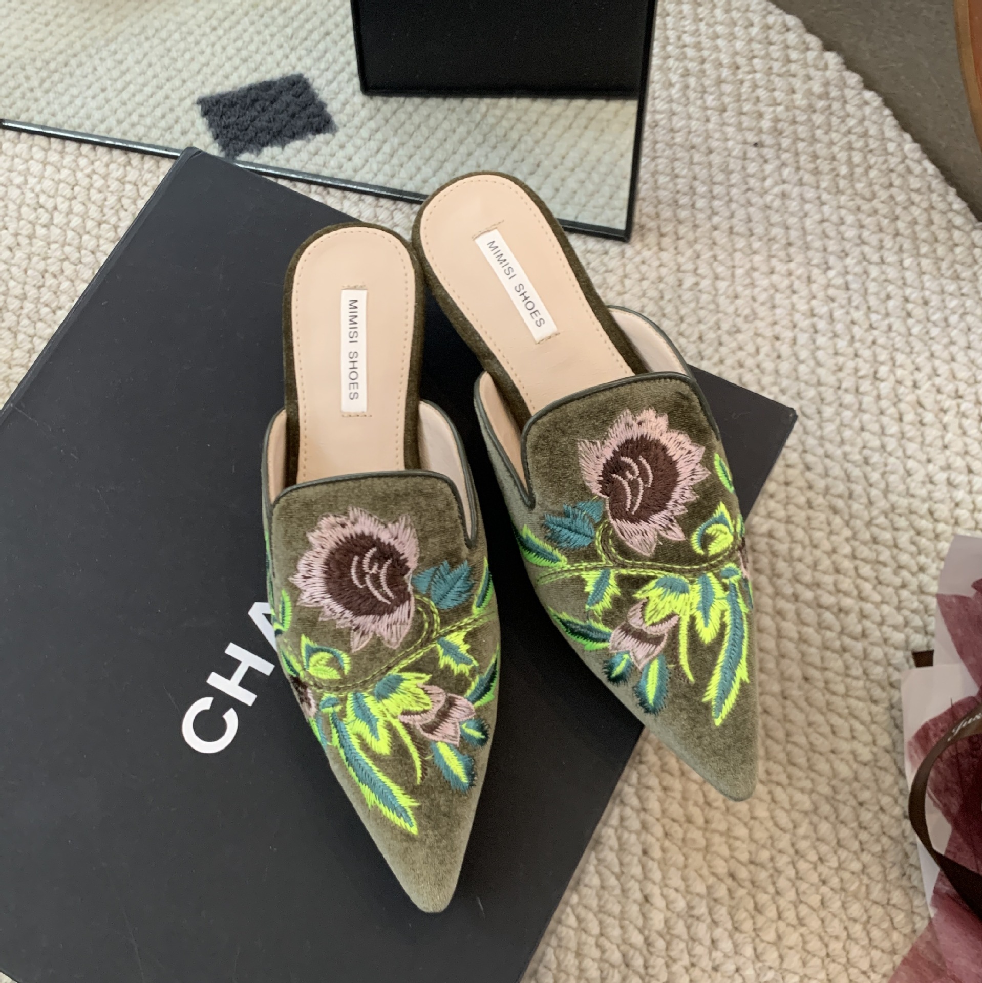 Spring 2024 New China-Chic Embroidery Flower Baotou Half Slippers Wear Fashionable Outwardly Pointed Head Flat Bottom Muller Women