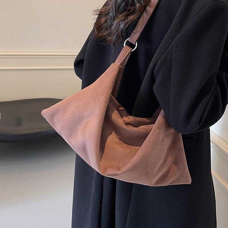 CMM Leisure Large Capacity Suede Bag for Women New Autumn and Winter Commuting Shoulder Bag Crossbody Bag Dumpling Bag