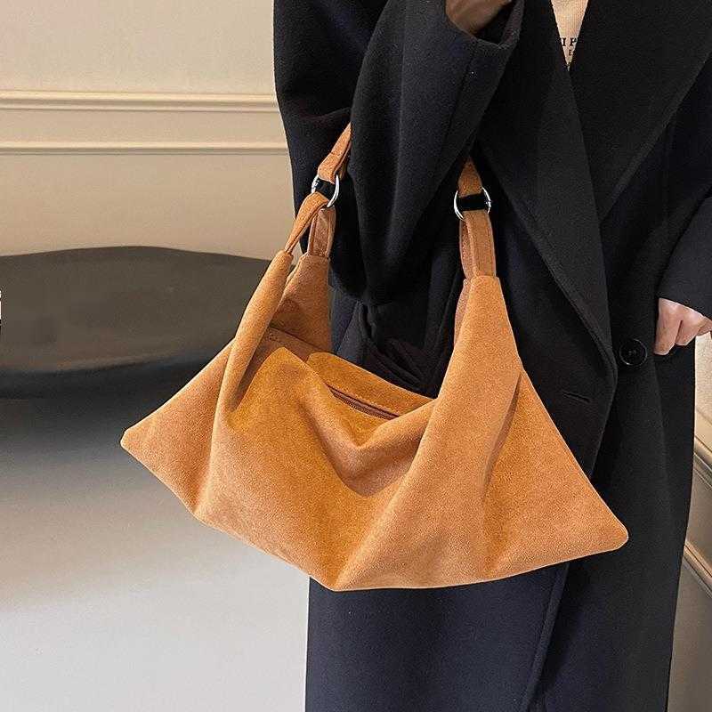 CMM Leisure Large Capacity Suede Bag for Women New Autumn and Winter Commuting Shoulder Bag Crossbody Bag Dumpling Bag