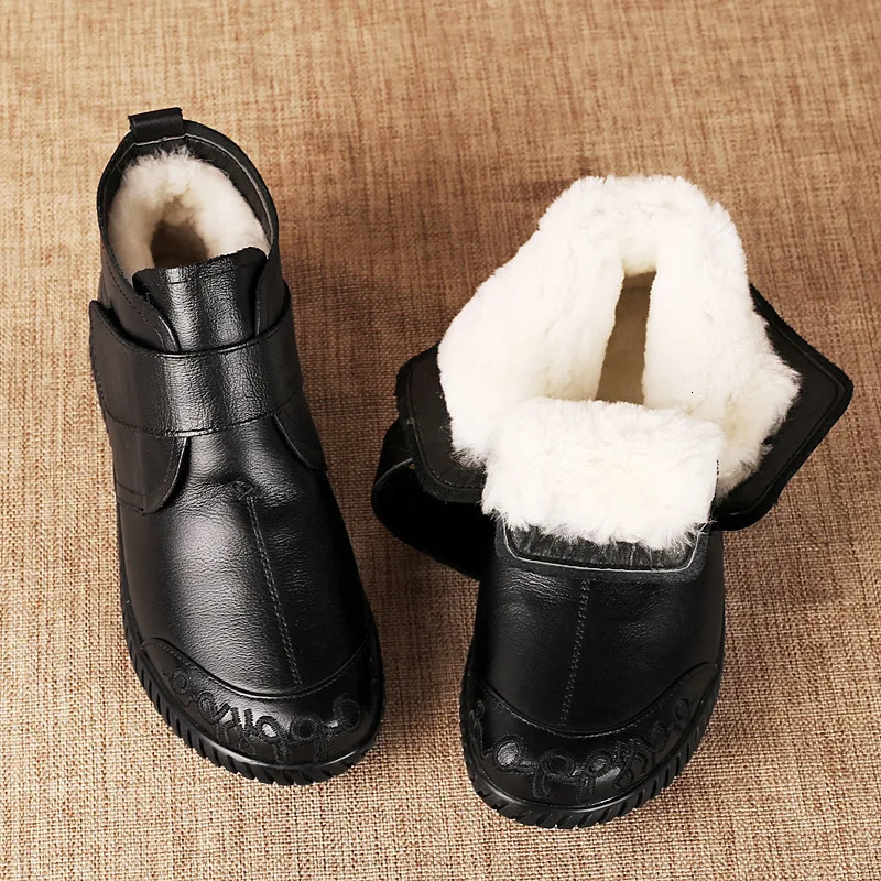 Thick fur warm ankle boots suitable for elderly women split leather winter pleated grandma boots non slip wool boots 241018
