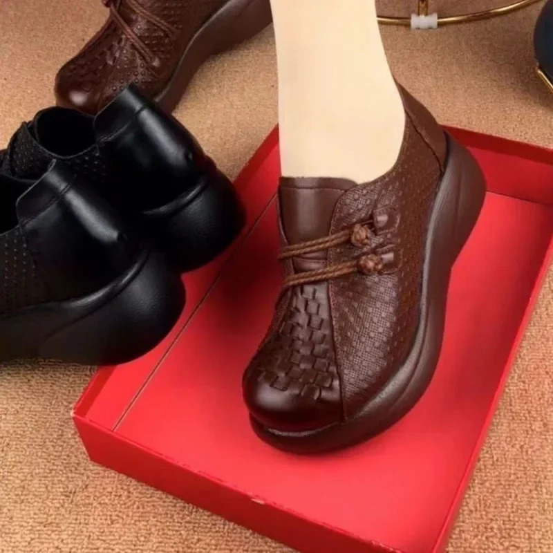 Retro round toe soft leather flat bottomed womens spring shoes are lightweight comfortable thick soled and suitable for middle-aged and elderly mother