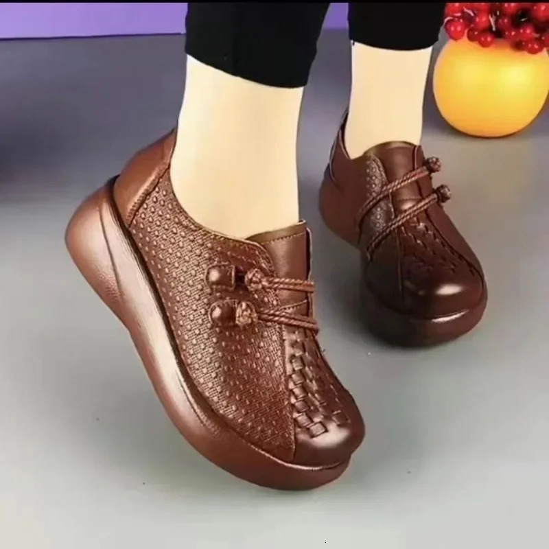 Retro round toe soft leather flat bottomed womens spring shoes are lightweight comfortable thick soled and suitable for middle-aged and elderly mother