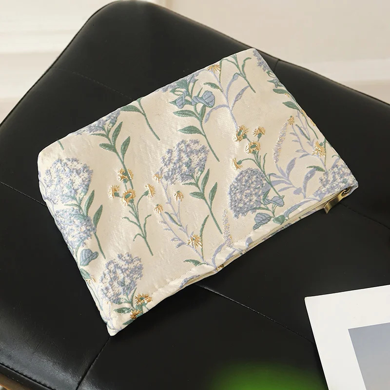 Womens Makeup Bag Blue Bouquet Large Capacity Sanitary Napkin Touchup Supplies Canvas Storage Toiletry 241019 zhanyishengli