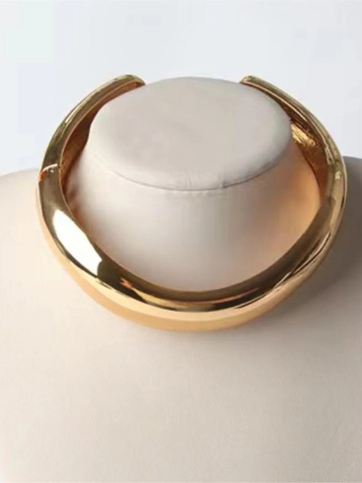 HUANZHI Minimalist Gloss Metal Wide Short Fat Necklace Suitable for Women Luxury Open Necklaces Fashionable Luxury Jewelry Gifts 2024 241018