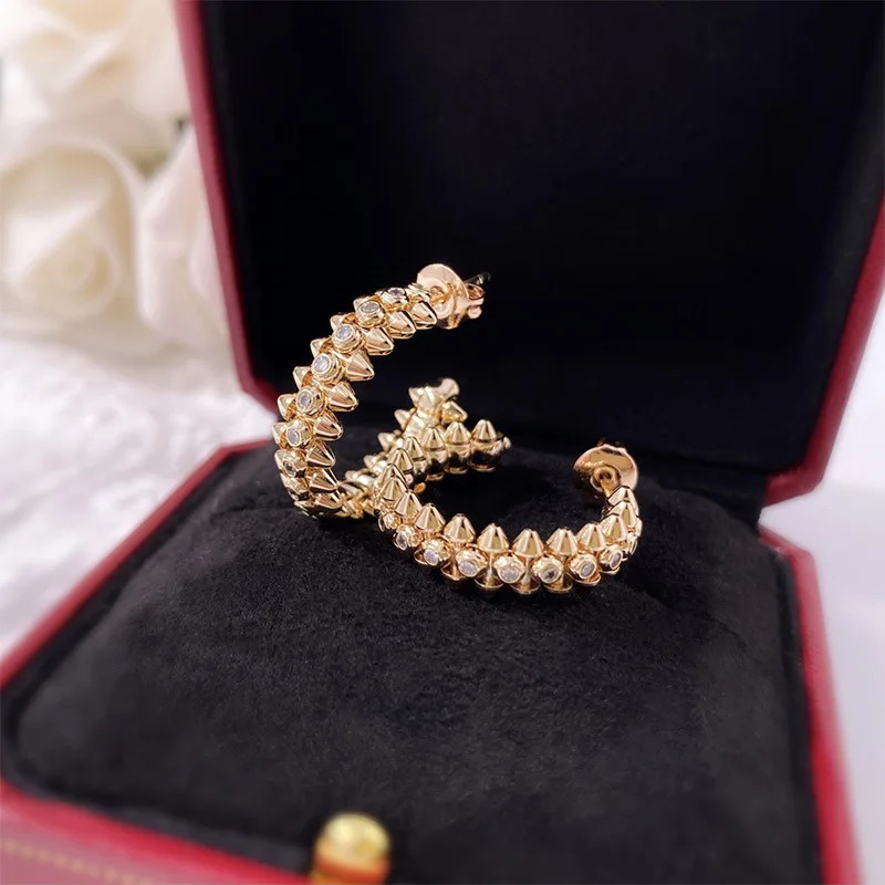 High quality bullet head rivet C-shaped earrings suitable for womens fashionable jewelry 241018