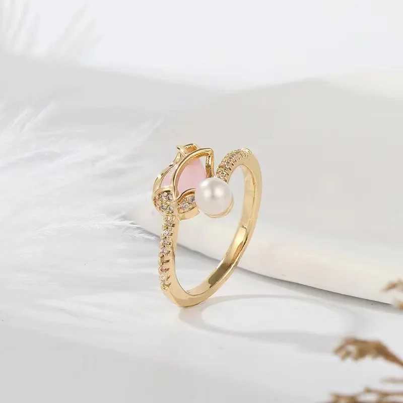 Luxury Fashion Tulip Flower Pearl Ring Womens Temperature Pearl Zircon Adjustable Open Ring Elegant Wedding Party Jewelry Y241019