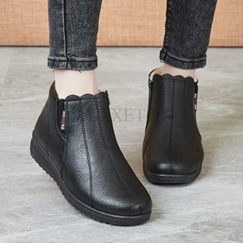 Flat bottomed round snow boots suitable for mothers to keep warm plush comfortable and soft cotton shoes womens short boots 241018