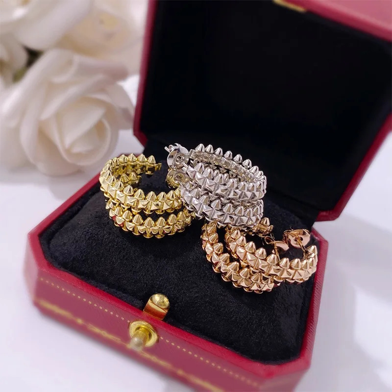 High quality bullet head rivet C-shaped earrings suitable for womens fashionable jewelry 241018