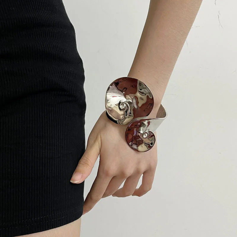 2024 Super Heavy Metal Conical Spiral Bracelet Luxury Premium Womens Simple Commuting Jewelry 241018
