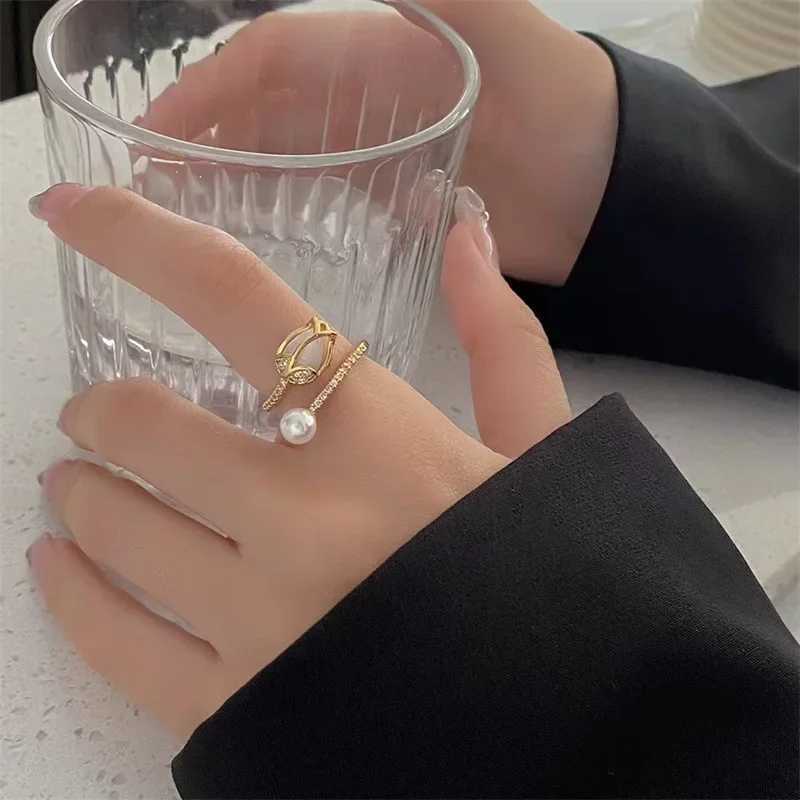 Luxury Fashion Tulip Flower Pearl Ring Womens Temperature Pearl Zircon Adjustable Open Ring Elegant Wedding Party Jewelry Y241019