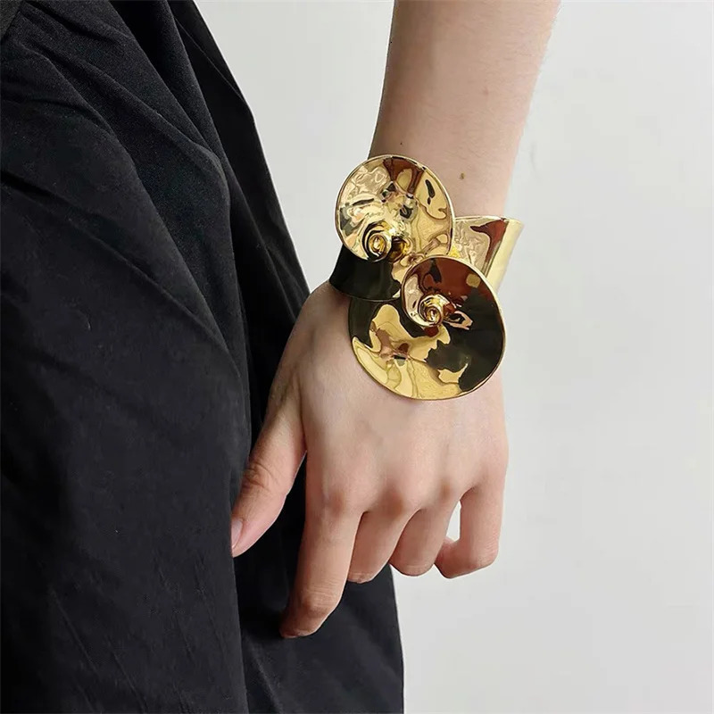 2024 Super Heavy Metal Conical Spiral Bracelet Luxury Premium Womens Simple Commuting Jewelry 241018