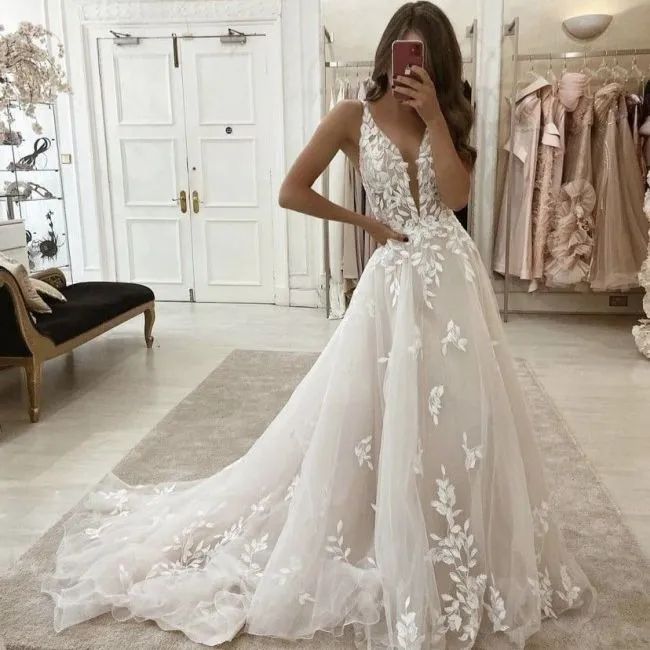 Sleeveless A-Line Ivory Wedding Dress Lace Appliques V-Neck Long Tulle Beach Bridal Gown 2025 Outdoor Garden Bride Dresses Custom Made