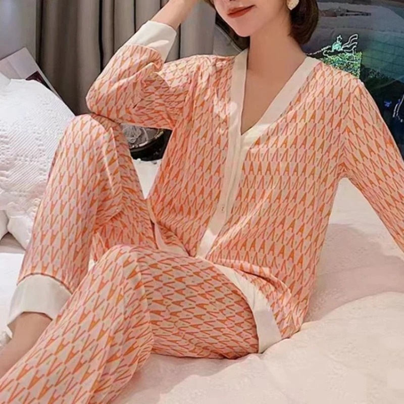 2025 New designer women's ice silk home clothes long sleeved two-piece fashion set for spring and summer, loose and comfortable Pamas set for wom