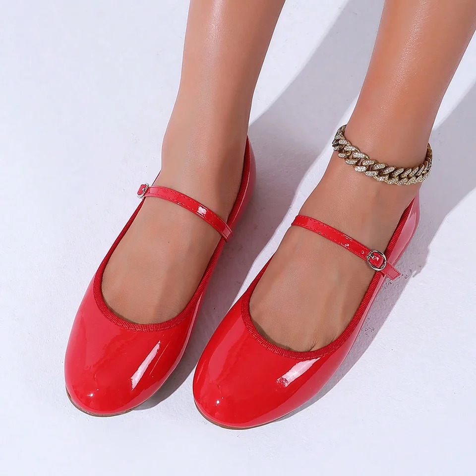 Womens flat shoes are fashionable and versatile with patented leather round toe spring and autumn casual travel work shoes 241019