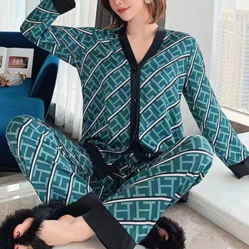 2025 New designer women's ice silk home clothes long sleeved two-piece fashion set for spring and summer, loose and comfortable Pamas set for wom