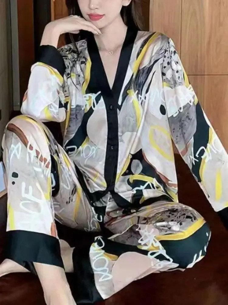 2025 New designer women's ice silk home clothes long sleeved two-piece fashion set for spring and summer, loose and comfortable Pamas set for wom