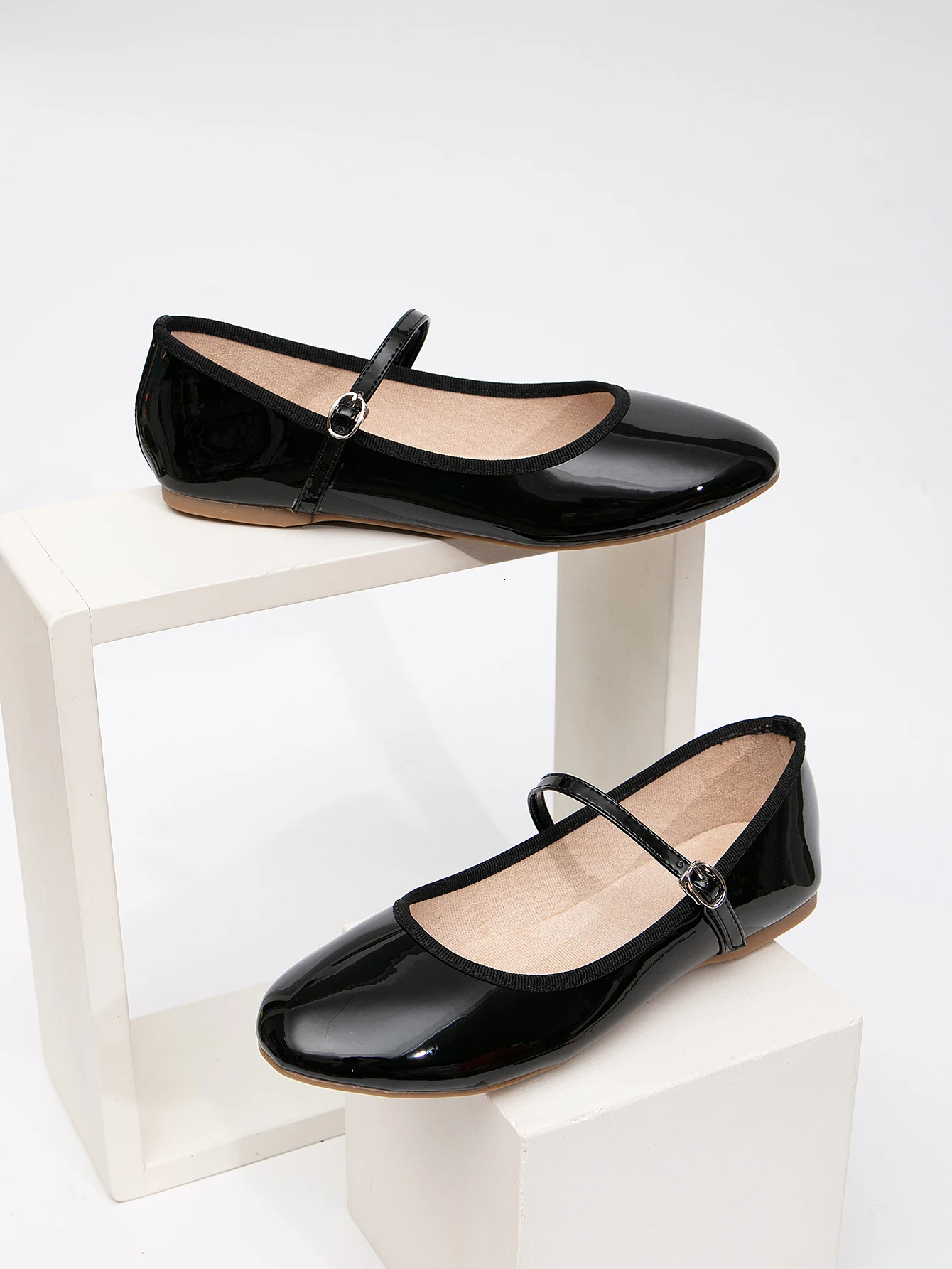 Womens flat shoes are fashionable and versatile with patented leather round toe spring and autumn casual travel work shoes 241019