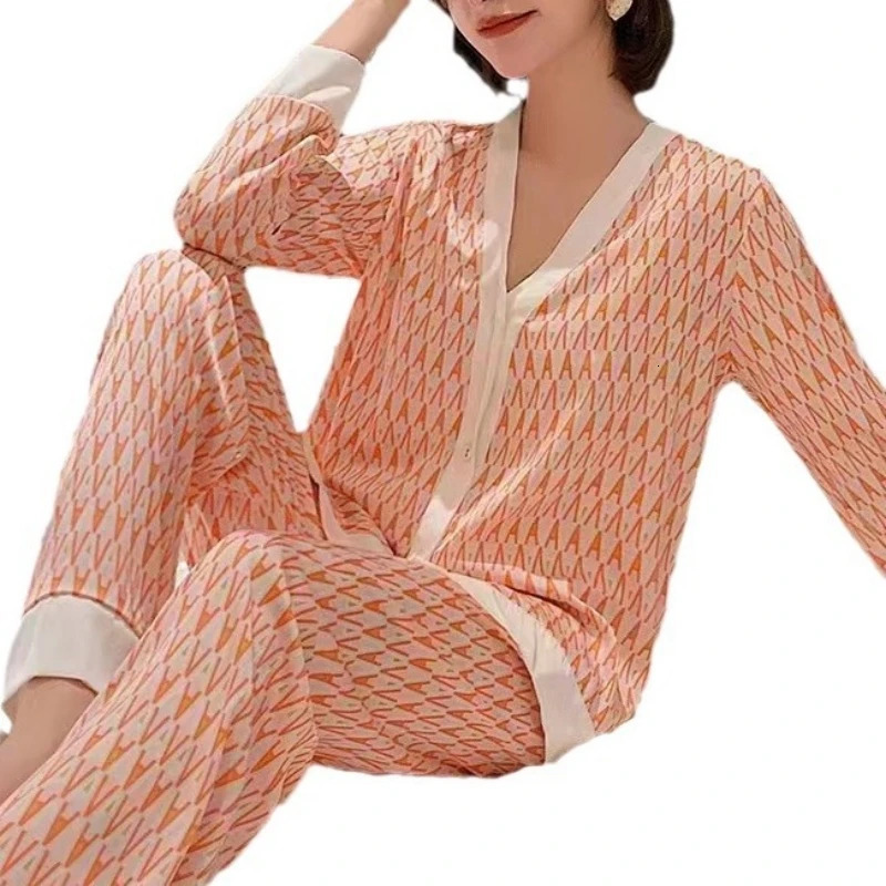 2025 New designer women's ice silk home clothes long sleeved two-piece fashion set for spring and summer, loose and comfortable Pamas set for wom