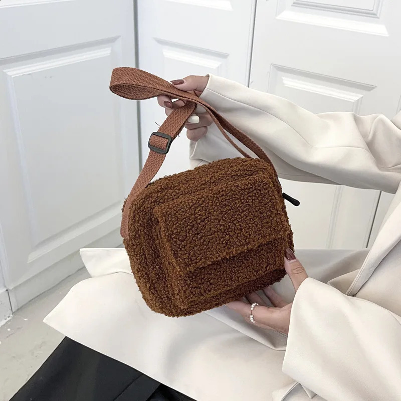 2024 Plush Fabric Womens Shoulder Crossbody Bag Small Fashion Lambs Wool Fluffy Fur Winter Female Handbags 241017