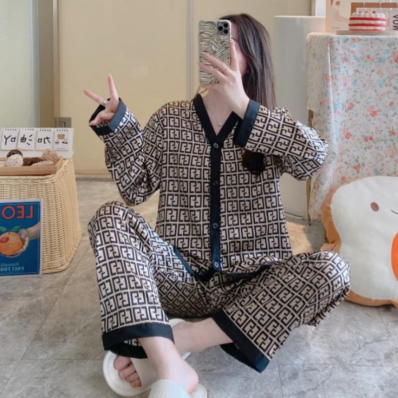 2025 New designer women's ice silk home clothes long sleeved two-piece fashion set for spring and summer, loose and comfortable Pamas set for wom