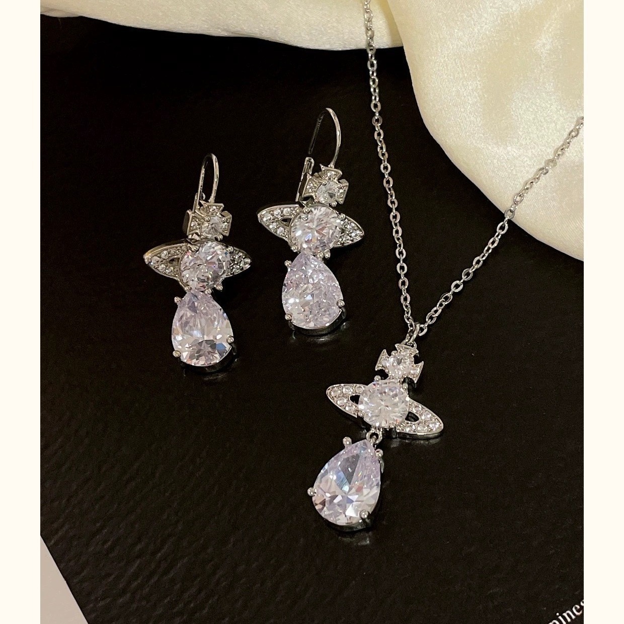 Designer Vivienme Westwood the Dazzling Goddess Empress Dowager West Saturn Crystal Necklace Super Sparkling Water Drop Ear Hook Temperament Design and s