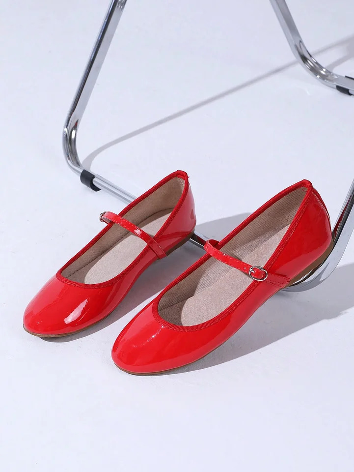 Womens flat shoes are fashionable and versatile with patented leather round toe spring and autumn casual travel work shoes 241019