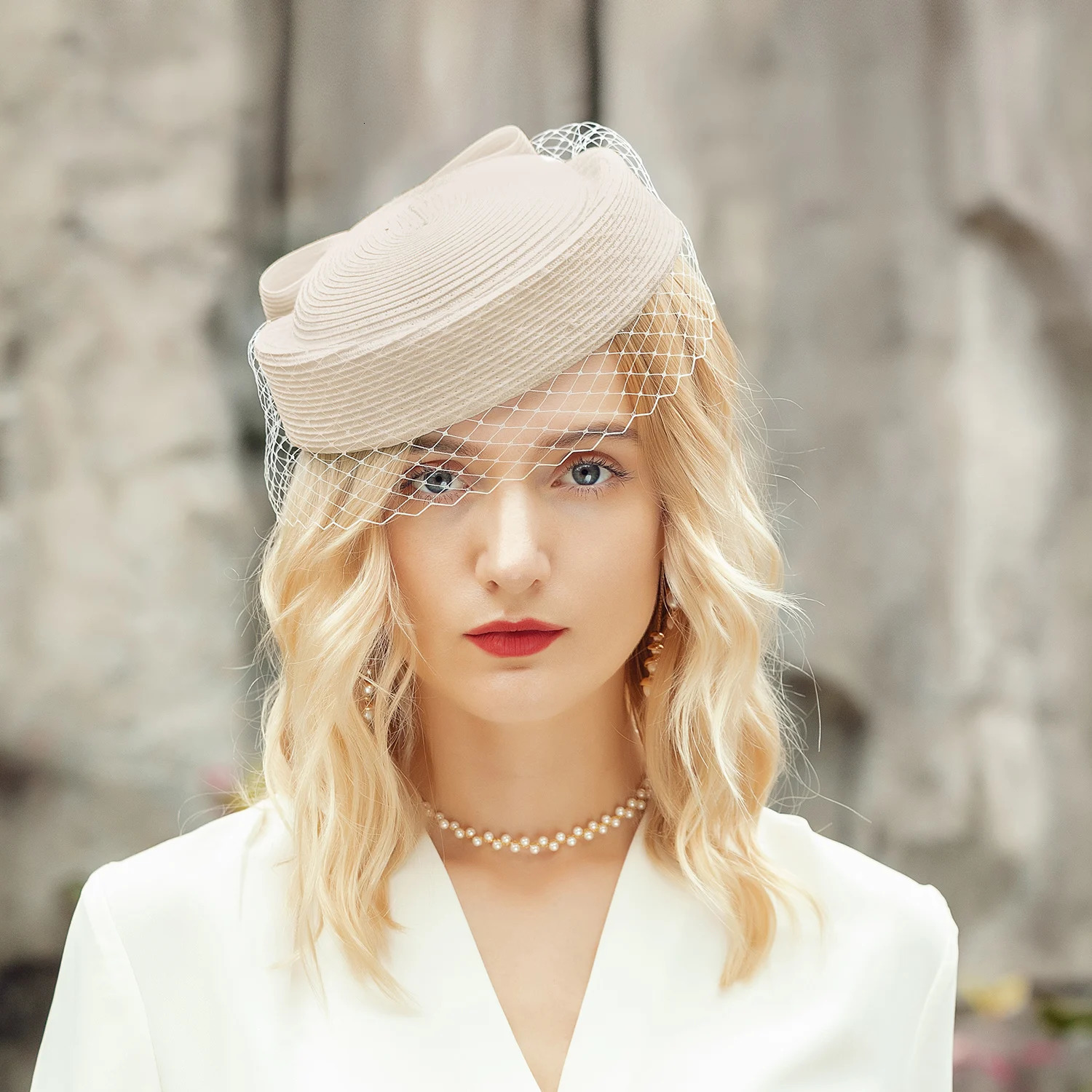 FS Fascinator White Pillbox Hat French Beret with Veil Black Straw Hat Mesh Female Fedora Cocktail Derby Party Church Wedding 241019