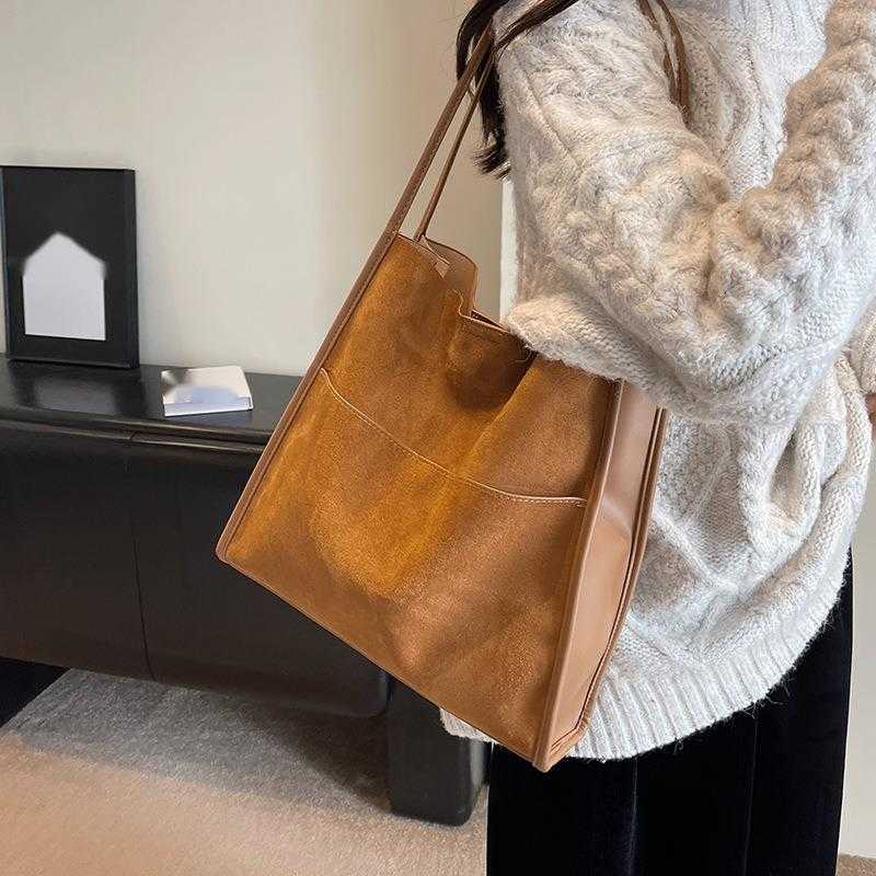 CMM Autumn and Winter Large Capacity Suede Bread Bag for Women New Casual and Stylish Versatile Shoulder Bag Commuting Tote Bag