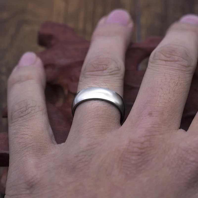Classic 6mm stainless steel wedding ring comfortable for couples suitable for sizes 7 to 11 in the United States Y241019