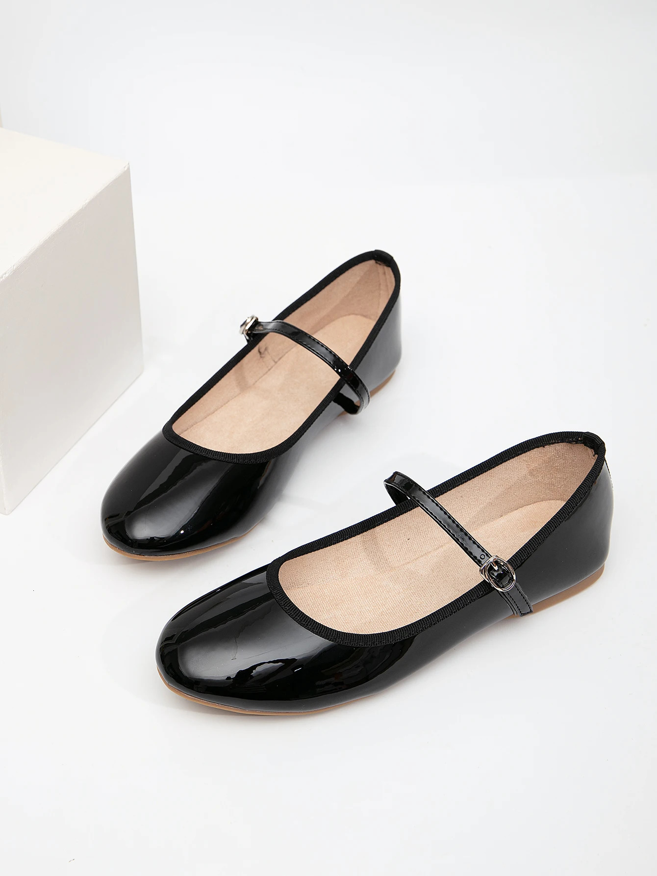 Womens flat shoes are fashionable and versatile with patented leather round toe spring and autumn casual travel work shoes 241019