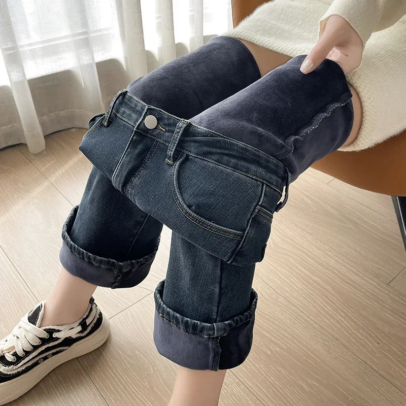 2023 Fashion Women Warm Plush Flared Jeans Thermal Fleece Loose Denim Pants Female High Waist Urban Straight Flare Trouser 241007