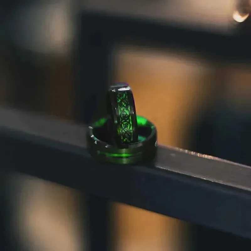 Fashionable 8mm black tungsten wedding Celtic dragon ring inlaid with green zircon ring mens stainless steel purple carbon fiber ring Y241019