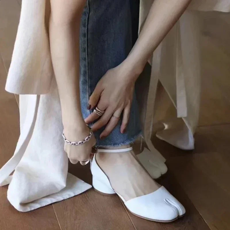 Fashion Buckle Strap Women Sandals 2024 Summer Ladies Pumps Slipt Toe Shoes Women Chunky Round High Heels 241010