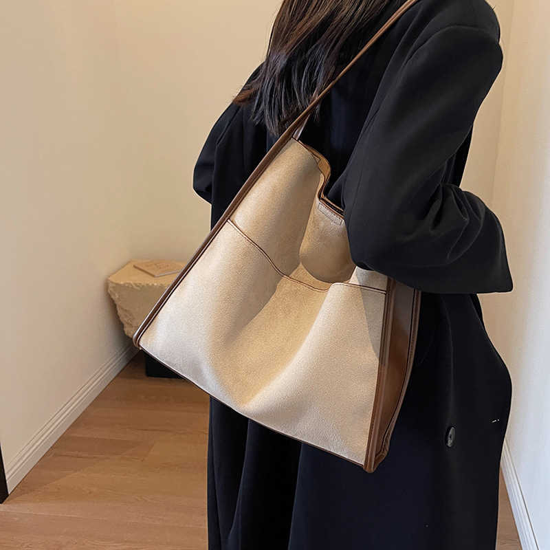 CMM Autumn and Winter Large Capacity Suede Bread Bag for Women New Casual and Stylish Versatile Shoulder Bag Commuting Tote Bag