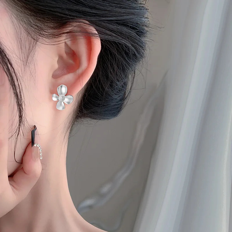 MOVESKI Korean INS Minimalist Flower Stud Earrings 925 Sterling Silver Women Small Fresh Spring Travel Jewelry Gift 241226