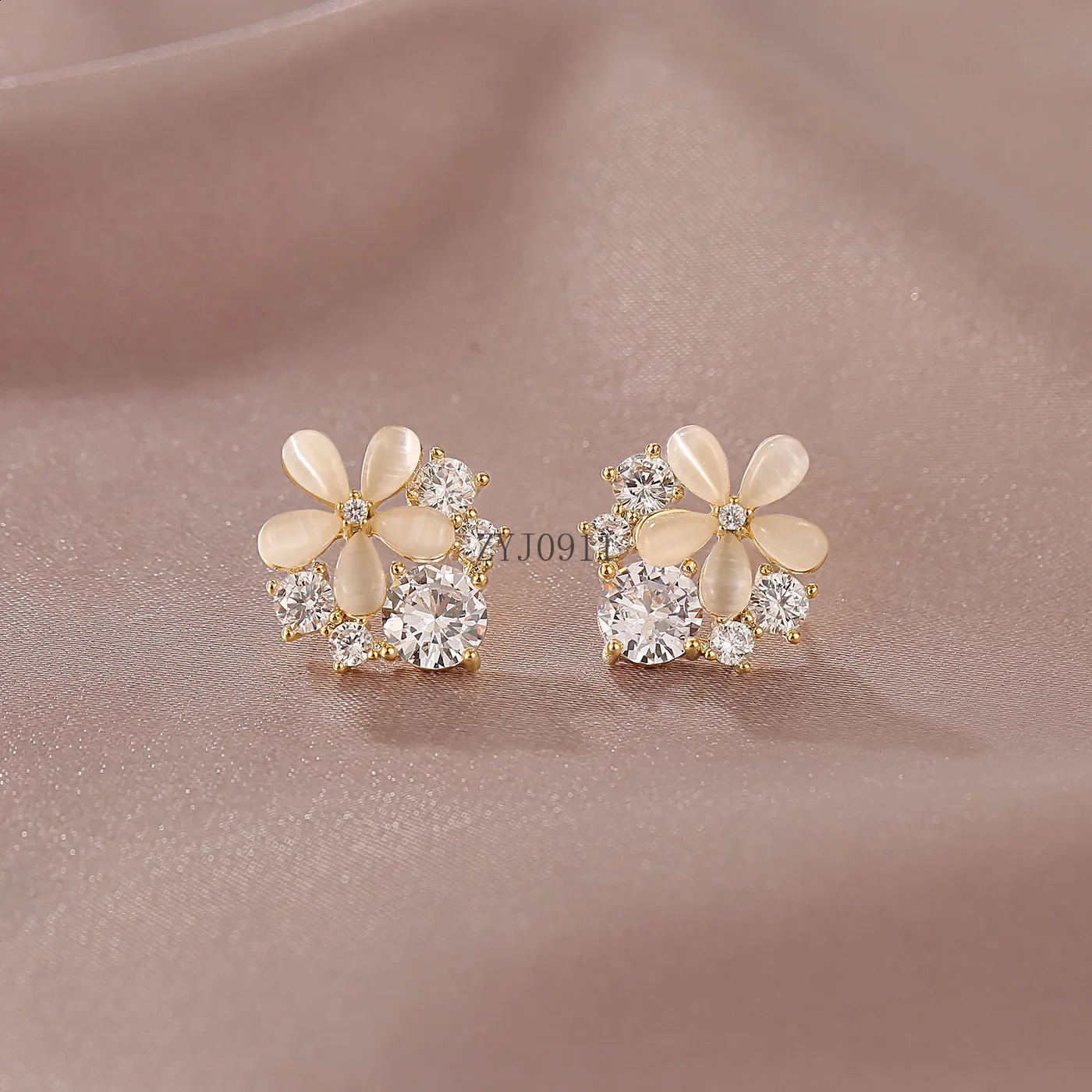 Korean version of protein stone flower trend fashion niche earrings for women high-end ear clips without earrings 241021