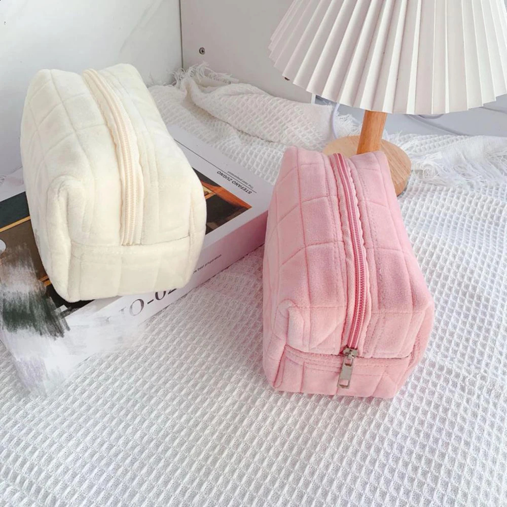Cute Plush Makeup Bag for Women Portable Travel Small Cosmetic Bags Solid Color Zipper Toiletry Washing Pouch Storage 241019 zhanyishengli