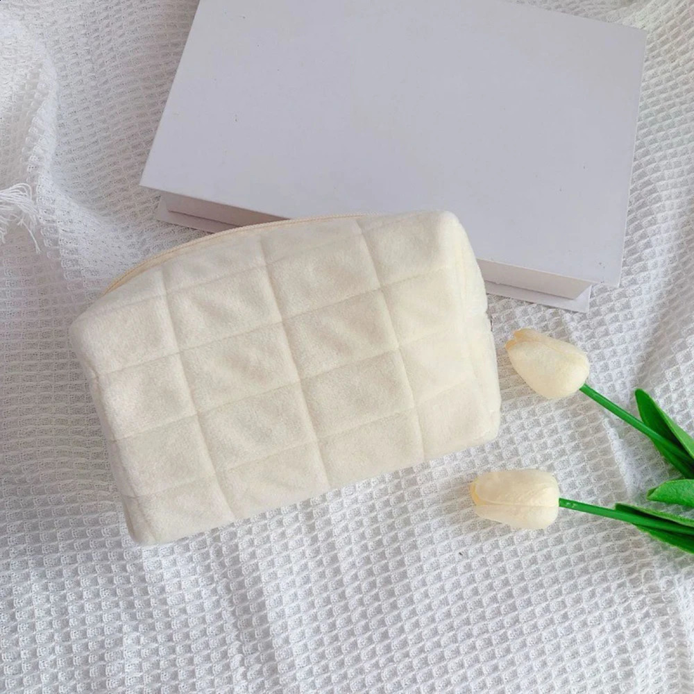 Cute Plush Makeup Bag for Women Portable Travel Small Cosmetic Bags Solid Color Zipper Toiletry Washing Pouch Storage 241019 zhanyishengli