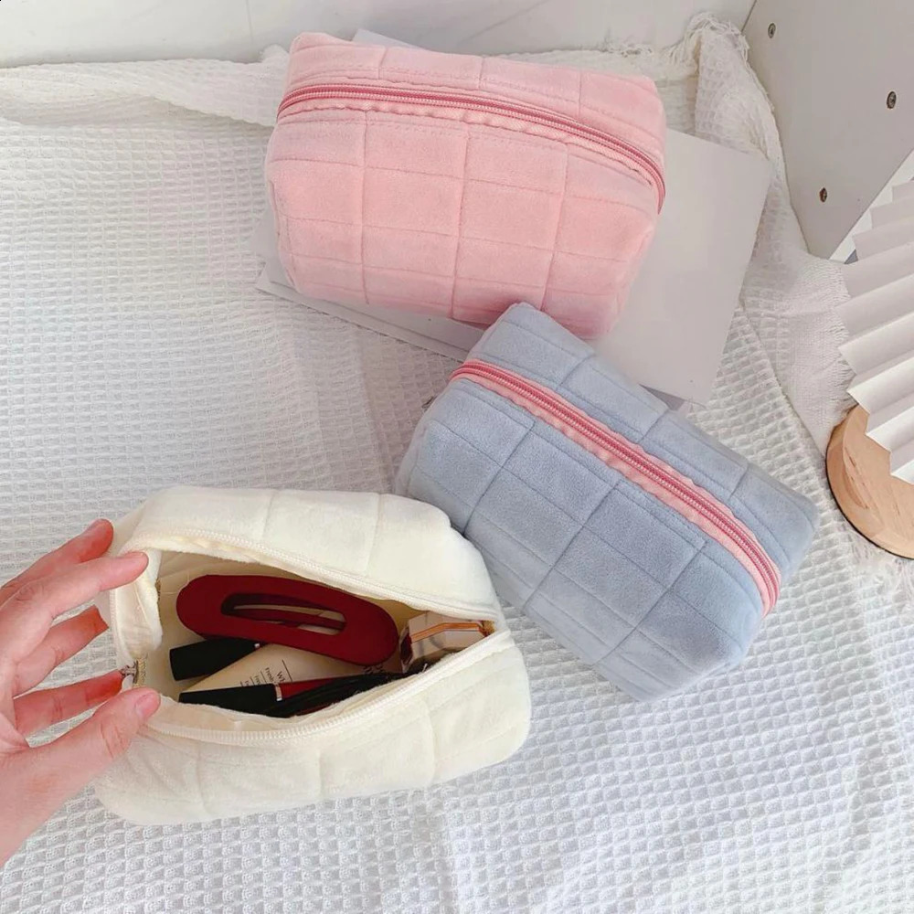 Cute Plush Makeup Bag for Women Portable Travel Small Cosmetic Bags Solid Color Zipper Toiletry Washing Pouch Storage 241019 zhanyishengli