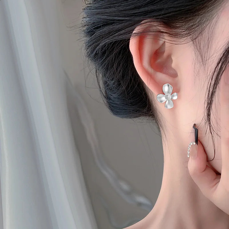MOVESKI Korean INS Minimalist Flower Stud Earrings 925 Sterling Silver Women Small Fresh Spring Travel Jewelry Gift 241226