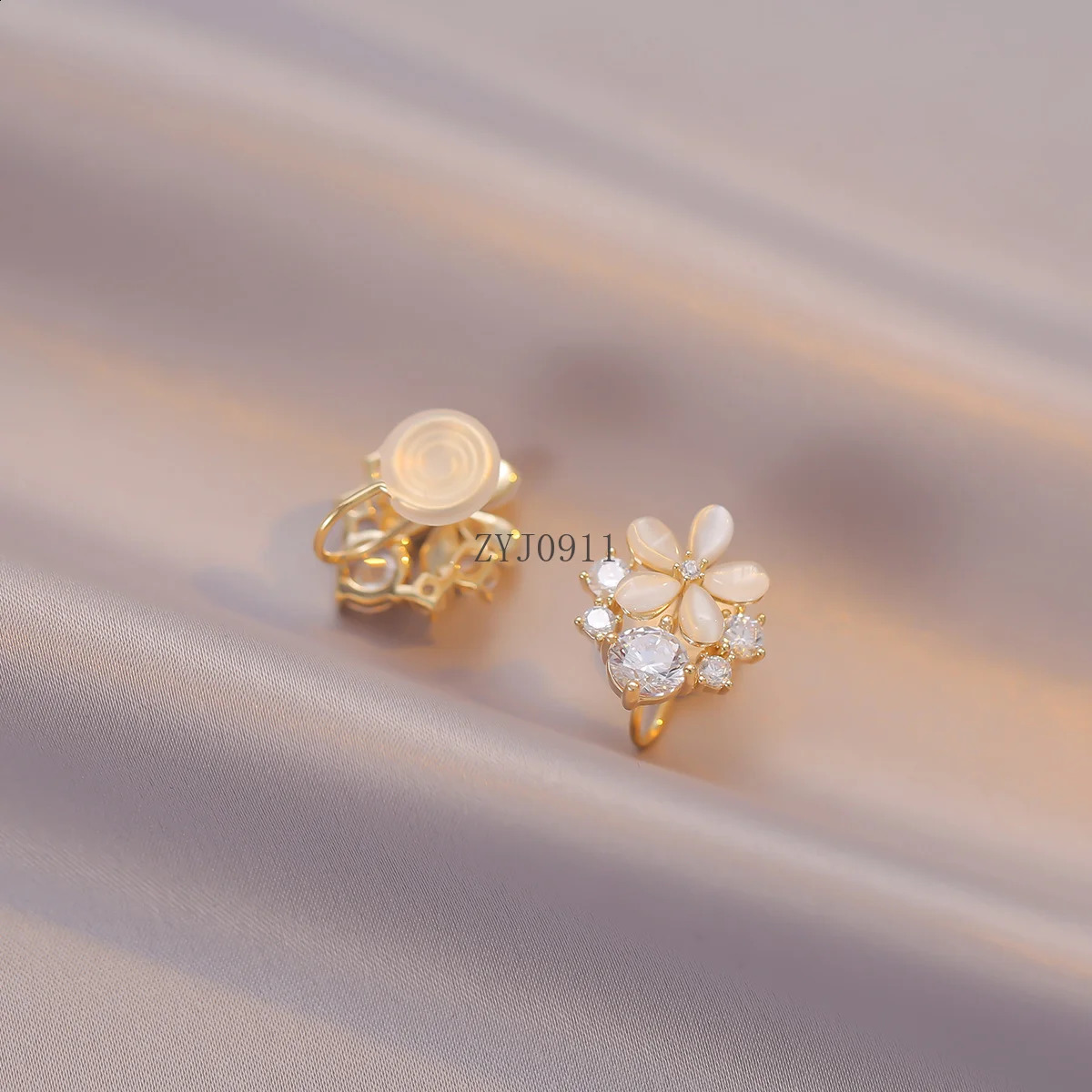 Korean version of protein stone flower trend fashion niche earrings for women high-end ear clips without earrings 241021