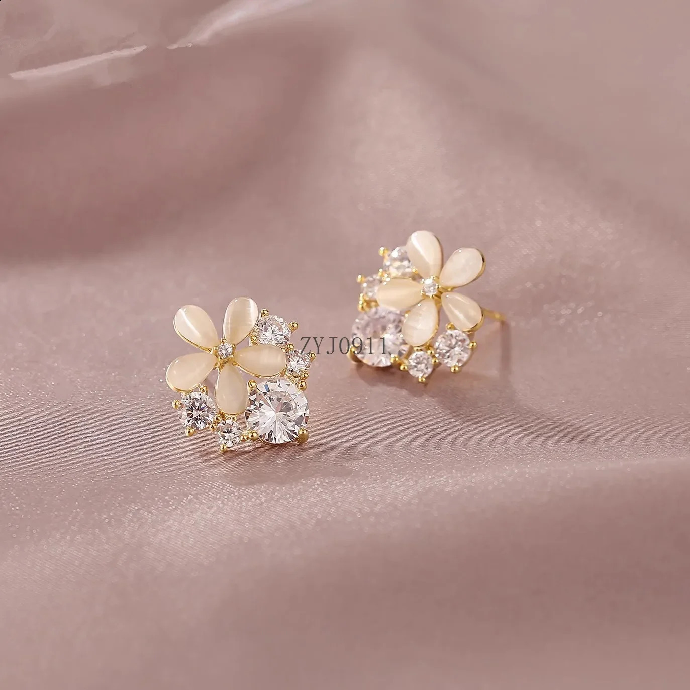 Korean version of protein stone flower trend fashion niche earrings for women high-end ear clips without earrings 241021
