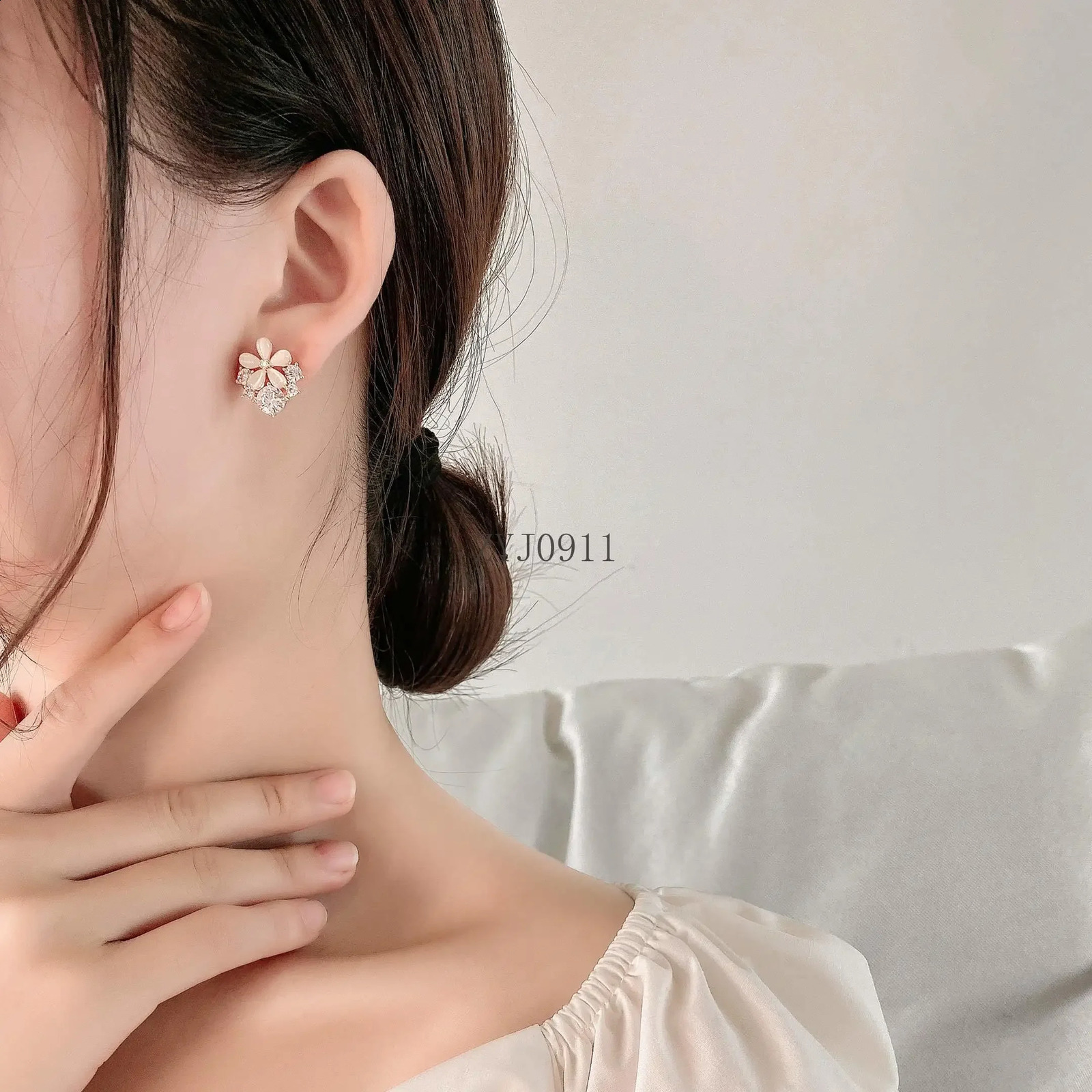 Korean version of protein stone flower trend fashion niche earrings for women high-end ear clips without earrings 241021