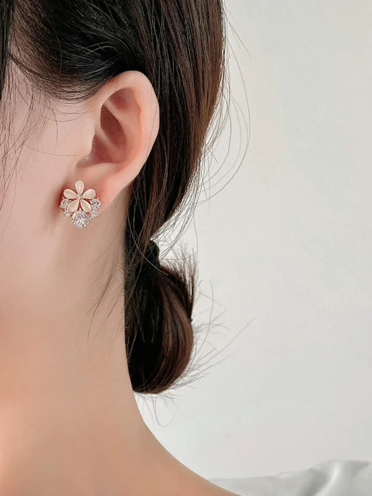 Korean version of protein stone flower trend fashion niche earrings for women high-end ear clips without earrings 241021