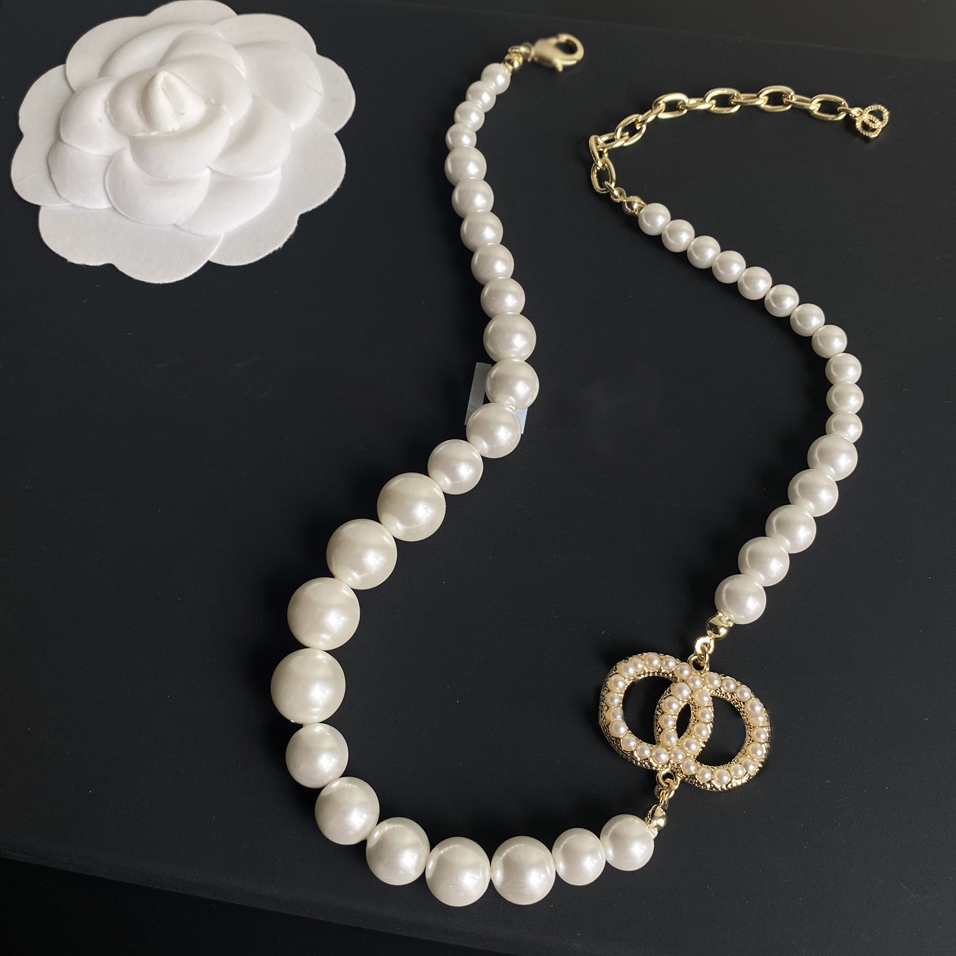 High End Pendant Necklace Real Gold Plated Brass Copper Women Classics Designer Round Pendants Necklaces Imitation Pearl Chains Wedding Jewelry Christmas Gifts