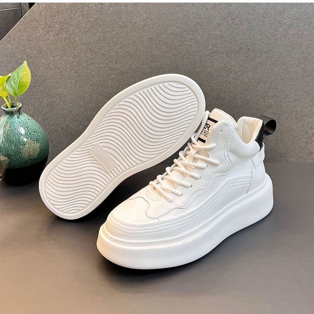 2024 Spring and Autumn New Breathable White Soft Leather Shoes Korean Edition Campus Bread Shoes Simple Fashion Versatile Leisure Sports Running Shoes