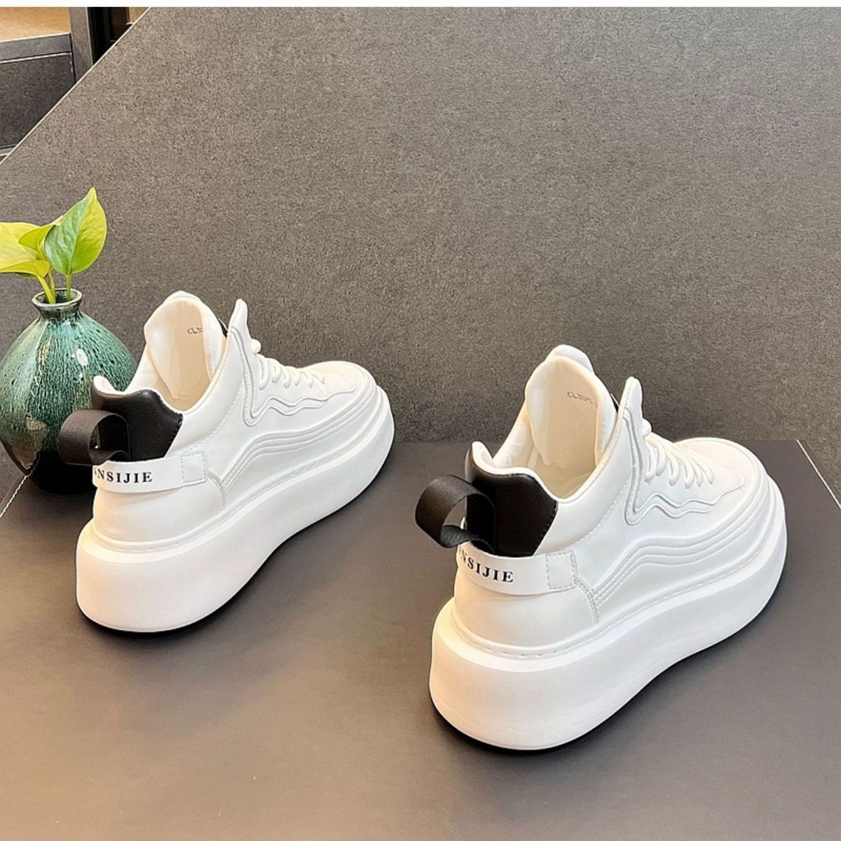 2024 Spring and Autumn New Breathable White Soft Leather Shoes Korean Edition Campus Bread Shoes Simple Fashion Versatile Leisure Sports Running Shoes