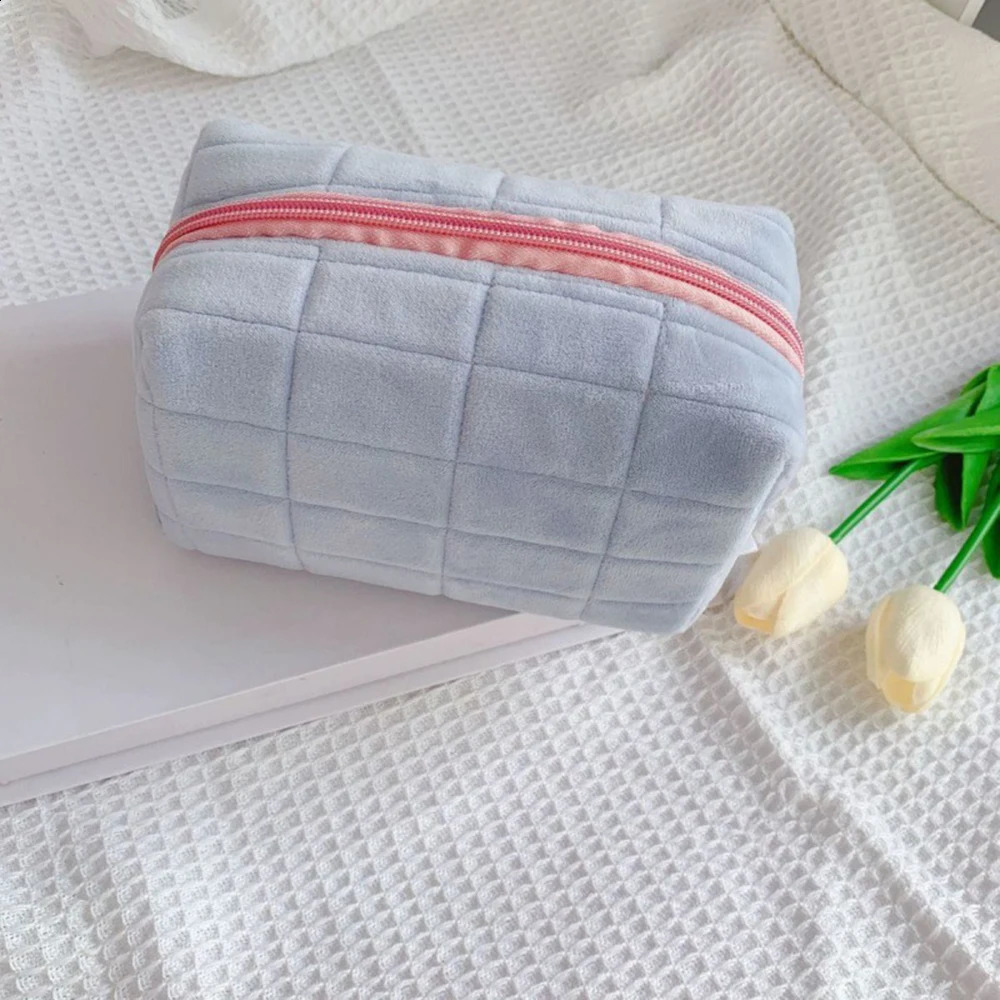Cute Plush Makeup Bag for Women Portable Travel Small Cosmetic Bags Solid Color Zipper Toiletry Washing Pouch Storage 241019 zhanyishengli