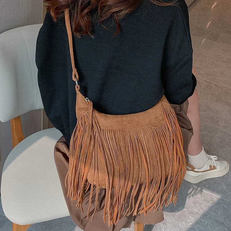 Retro tassel large capacity bag for womens autumn and winter handbag womens shoulder bag simple cross shaped bag 241021